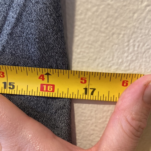 Lululemon brand Gray athlete is athletic women’s sport top exercise gym, size 4 - Picture 5 of 5